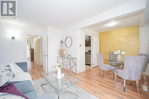 31 - 400 Mississauga Valley Boulevard, Mississauga, ON - Indoor Photo Showing Living Room