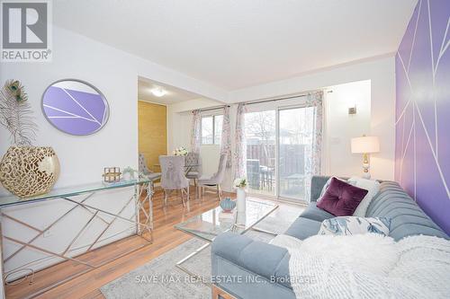 31 - 400 Mississauga Valley Boulevard, Mississauga, ON - Indoor Photo Showing Living Room