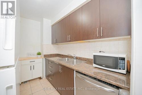 31 - 400 Mississauga Valley Boulevard, Mississauga, ON - Indoor Photo Showing Kitchen With Double Sink