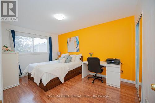 31 - 400 Mississauga Valley Boulevard, Mississauga, ON - Indoor Photo Showing Bedroom