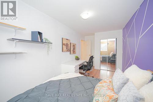 31 - 400 Mississauga Valley Boulevard, Mississauga, ON - Indoor Photo Showing Bedroom