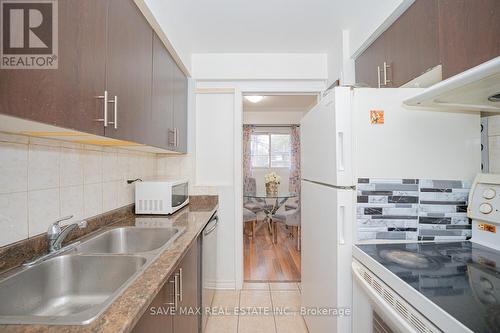 31 - 400 Mississauga Valley Boulevard, Mississauga, ON - Indoor Photo Showing Kitchen With Double Sink