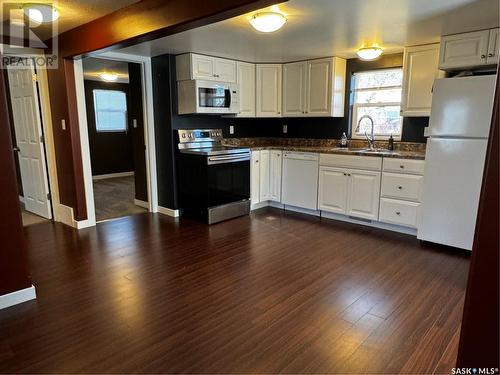 502 Main Street, Lampman, SK - Indoor Photo Showing Kitchen