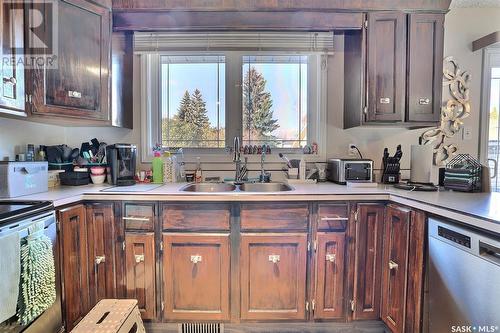 358 Rodenbush Drive, Regina, SK - Indoor Photo Showing Kitchen With Double Sink