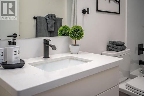 514 Victoria Street Unit# 209, Nelson, BC - Indoor Photo Showing Bathroom