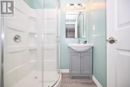 7405 Susan Crescent, Niagara Falls (220 - Oldfield), ON - Indoor Photo Showing Bathroom