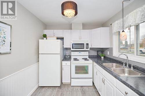 7405 Susan Crescent, Niagara Falls (220 - Oldfield), ON - Indoor Photo Showing Kitchen With Double Sink