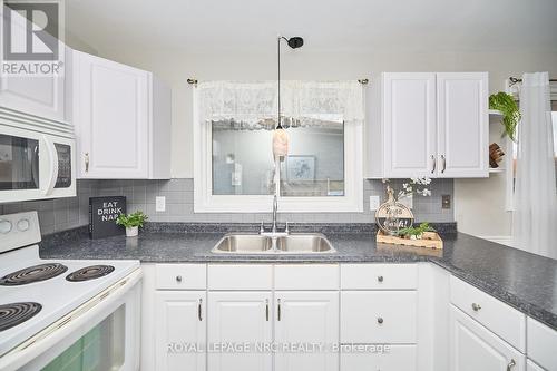 7405 Susan Crescent, Niagara Falls (220 - Oldfield), ON - Indoor Photo Showing Kitchen With Double Sink