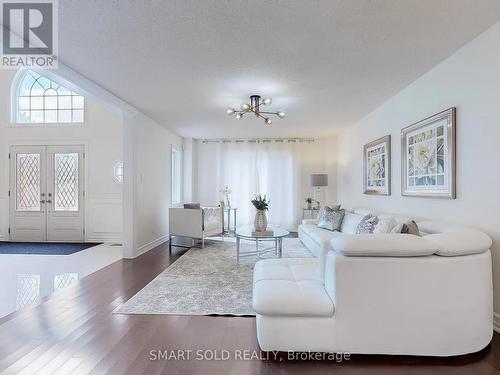 805 Lockwood Circle, Newmarket, ON - Indoor Photo Showing Living Room