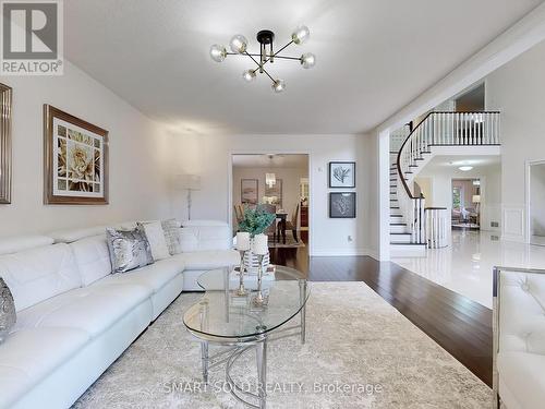 805 Lockwood Circle, Newmarket, ON - Indoor Photo Showing Living Room