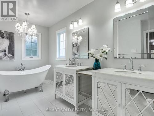 805 Lockwood Circle, Newmarket, ON - Indoor Photo Showing Bathroom