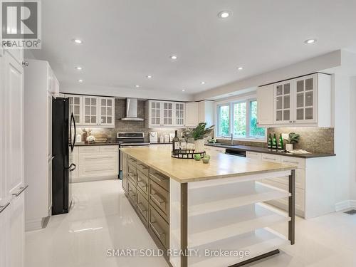 805 Lockwood Circle, Newmarket, ON - Indoor Photo Showing Kitchen