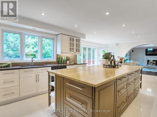 805 Lockwood Circle, Newmarket, ON - Indoor Photo Showing Kitchen