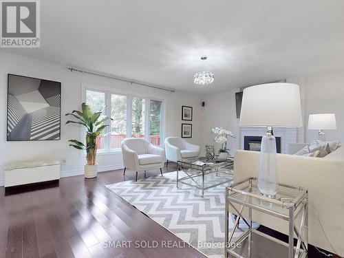 805 Lockwood Circle, Newmarket, ON - Indoor Photo Showing Living Room With Fireplace