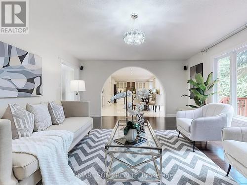 805 Lockwood Circle, Newmarket, ON - Indoor Photo Showing Living Room