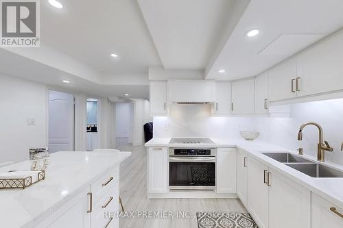 5 Haviland Circle, Brampton, ON - Indoor Photo Showing Kitchen With Double Sink With Upgraded Kitchen