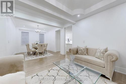 5 Haviland Circle, Brampton, ON - Indoor Photo Showing Living Room