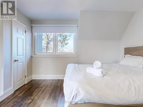 106 Plater Street, Blue Mountains, ON - Indoor Photo Showing Bedroom