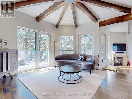 106 Plater Street, Blue Mountains, ON - Indoor Photo Showing Living Room With Fireplace