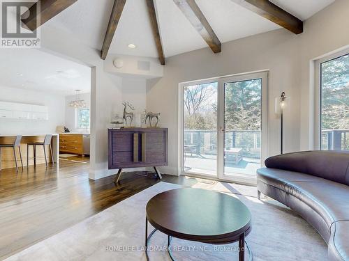 106 Plater Street, Blue Mountains, ON - Indoor Photo Showing Living Room