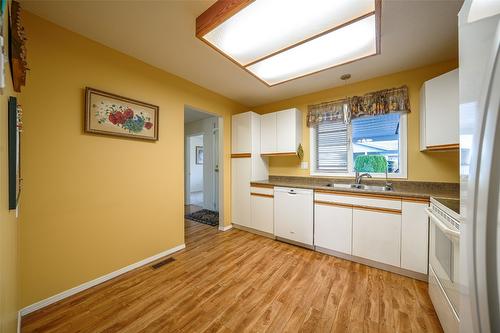 93-3900 27 Avenue, Vernon, BC - Indoor Photo Showing Kitchen With Double Sink