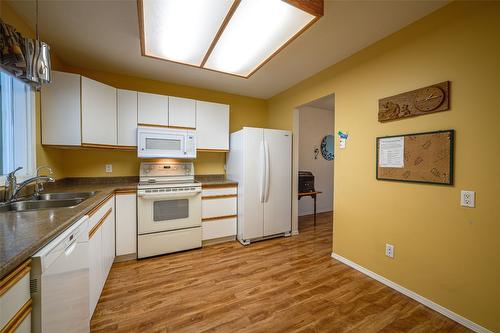 93-3900 27 Avenue, Vernon, BC - Indoor Photo Showing Kitchen With Double Sink