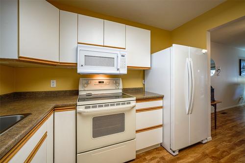 93-3900 27 Avenue, Vernon, BC - Indoor Photo Showing Kitchen