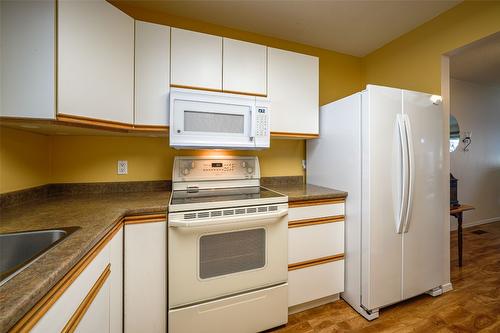 93-3900 27 Avenue, Vernon, BC - Indoor Photo Showing Kitchen