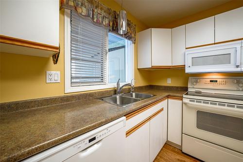 93-3900 27 Avenue, Vernon, BC - Indoor Photo Showing Kitchen With Double Sink