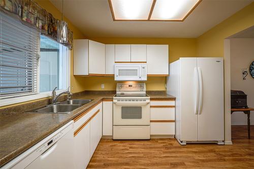 93-3900 27 Avenue, Vernon, BC - Indoor Photo Showing Kitchen With Double Sink