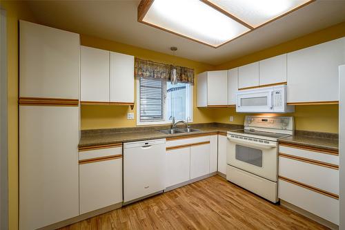 93-3900 27 Avenue, Vernon, BC - Indoor Photo Showing Kitchen With Double Sink