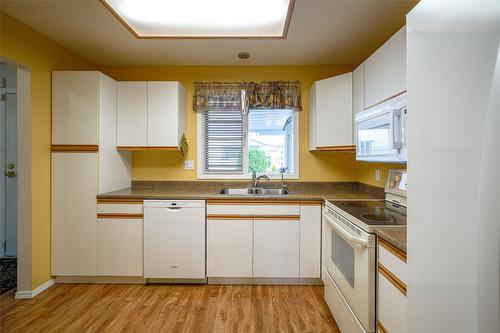 93-3900 27 Avenue, Vernon, BC - Indoor Photo Showing Kitchen With Double Sink