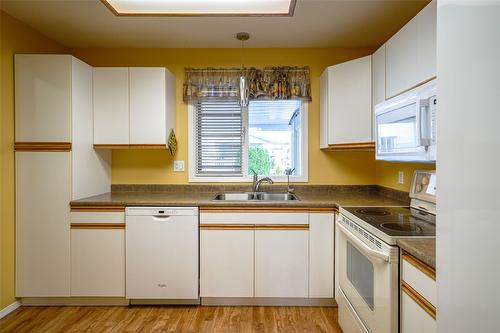 93-3900 27 Avenue, Vernon, BC - Indoor Photo Showing Kitchen With Double Sink