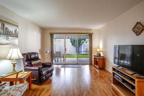 93-3900 27 Avenue, Vernon, BC - Indoor Photo Showing Living Room