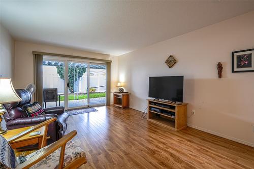 93-3900 27 Avenue, Vernon, BC - Indoor Photo Showing Living Room