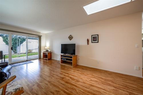 93-3900 27 Avenue, Vernon, BC - Indoor Photo Showing Living Room