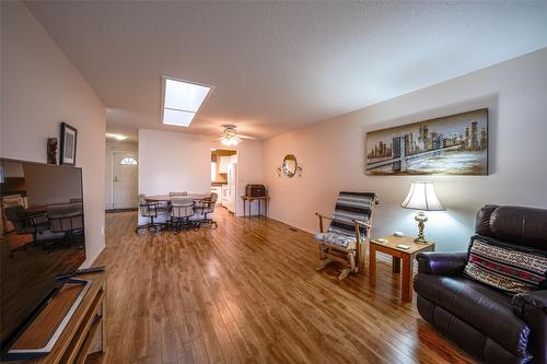 93-3900 27 Avenue, Vernon, BC - Indoor Photo Showing Living Room