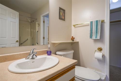 93-3900 27 Avenue, Vernon, BC - Indoor Photo Showing Bathroom