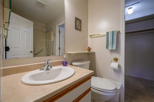 93-3900 27 Avenue, Vernon, BC - Indoor Photo Showing Bathroom