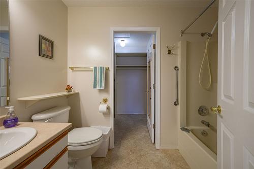 93-3900 27 Avenue, Vernon, BC - Indoor Photo Showing Bathroom