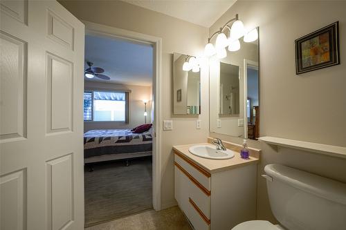 93-3900 27 Avenue, Vernon, BC - Indoor Photo Showing Bathroom