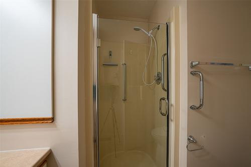 93-3900 27 Avenue, Vernon, BC - Indoor Photo Showing Bathroom