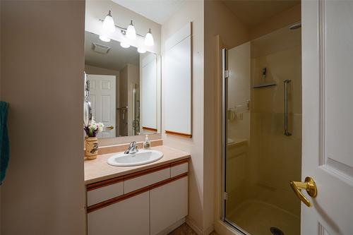 93-3900 27 Avenue, Vernon, BC - Indoor Photo Showing Bathroom