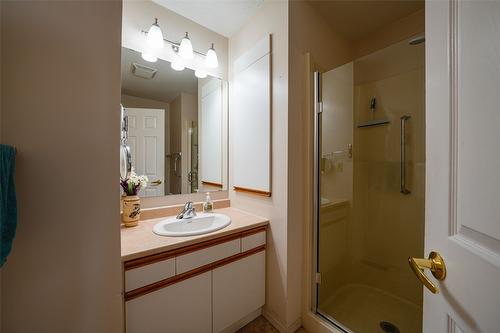 93-3900 27 Avenue, Vernon, BC - Indoor Photo Showing Bathroom