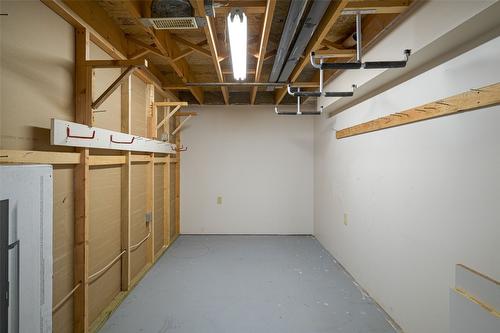 93-3900 27 Avenue, Vernon, BC - Indoor Photo Showing Basement