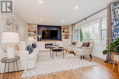 16 Wayne Crescent, Quinte West, ON - Indoor Photo Showing Living Room