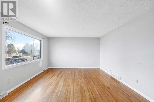 1515 43 Street Se, Calgary, AB - Indoor Photo Showing Other Room