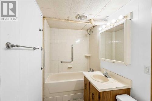 1515 43 Street Se, Calgary, AB - Indoor Photo Showing Bathroom