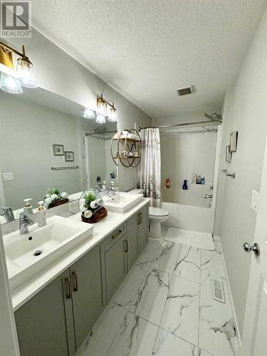 20 Cranbrook Green Se, Calgary, AB - Indoor Photo Showing Bathroom