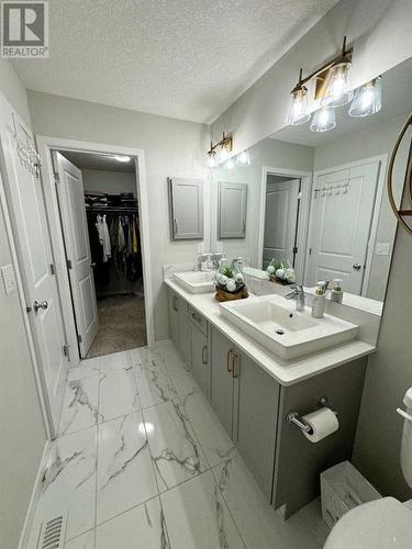 20 Cranbrook Green Se, Calgary, AB - Indoor Photo Showing Bathroom